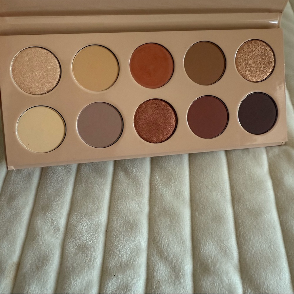 KKW Classic eyeshadow palette